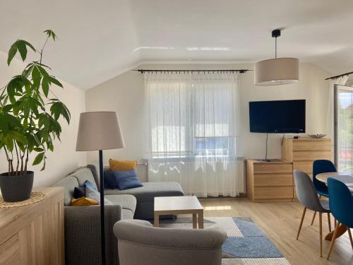 Televízia a/alebo spoločenská miestnosť v ubytovaní Apartament 65m2 z balkonem blisko jeziora