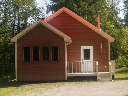 a small wooden building with a porch at Parc du Mont-Citadelle in Saint-Honoré-de-Témiscouata