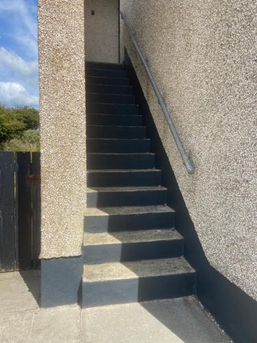 un conjunto de escaleras que conducen a un edificio en Studio 11, en Portstewart