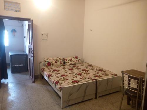 Ένα ή περισσότερα κρεβάτια σε δωμάτιο στο Travel Hostel in heart of Kanpur