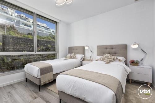 1 Schlafzimmer mit 2 Betten und einem großen Fenster in der Unterkunft Sonrisa in Estepona