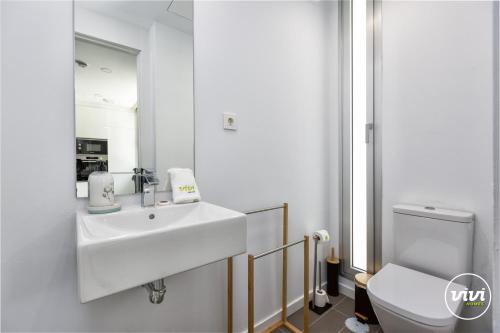ein weißes Bad mit einem Waschbecken und einem WC in der Unterkunft Sonrisa in Estepona