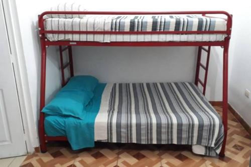 Ce lit superposé se trouve dans un dortoir doté d'un matelas et de lits superposés. dans l'établissement Beautiful apartment/Hermoso apartamento!, à Lima