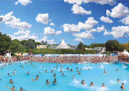 une grande piscine remplie de personnes dans un parc aquatique dans l'établissement RiminiMare House, à Rimini