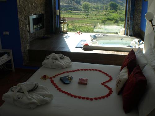 a room with a bed with a bath tub and a cake at Suite Rural Carenas in Carenas