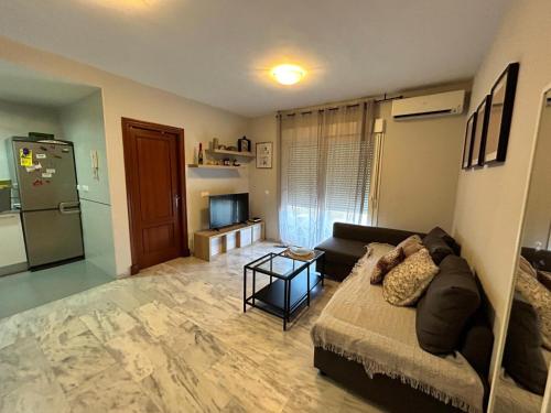 sala de estar con sofá y cocina en Apartamento Atico Algeciras en Algeciras