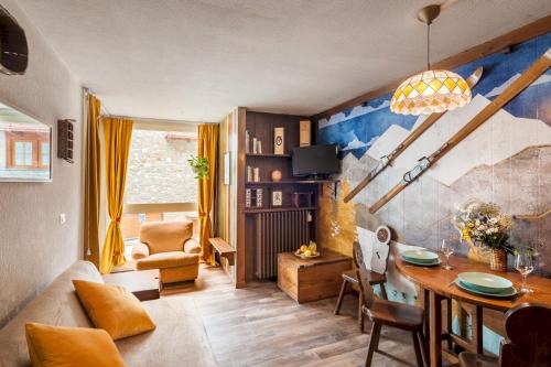 ブレウイル・チェルヴィナイアにある[Maska Home Cervinia]のテーブルとソファのあるリビングルーム