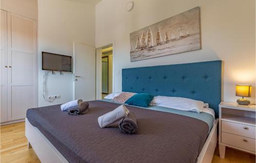 um quarto com uma cama grande e uma cabeceira azul em Lovely Home In Pula With Swimming Pool em Pula