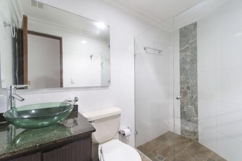 W łazience znajduje się szklana umywalka i prysznic. w obiekcie HomeBeach Conquistador w mieście Cartagena de Indias