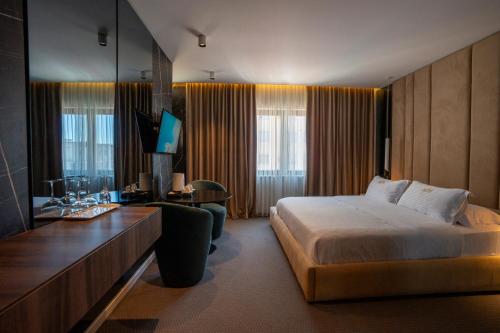 ein Hotelzimmer mit einem Bett und einem Schreibtisch in der Unterkunft Hotel Chicago in Shkodra