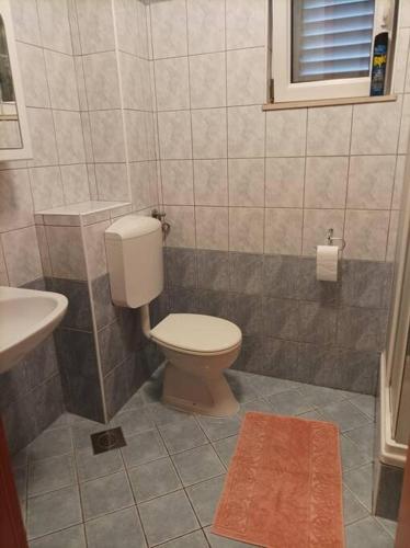 a bathroom with a toilet and a sink at Meeresblick Apartment S4 in Promajna