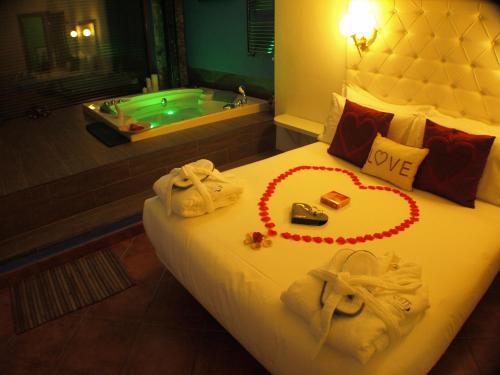 a bedroom with a bed with a heart made out of towels at Suite Rural Carenas in Carenas