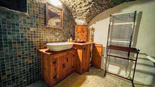 a bathroom with a sink and a mirror at Appartamento Jouvenceaux 50 - Affitti Brevi Italia in Sauze dʼOulx