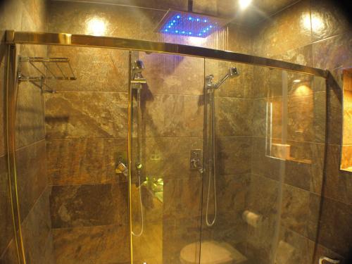 a shower with a glass door in a bathroom at Suite Rural Carenas in Carenas