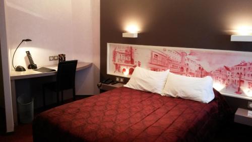 um quarto de hotel com uma cama vermelha com um cobertor vermelho em Hôtel de La Cloche em Dole