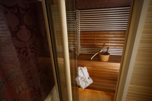 a sauna with two white towels in a room at Canaletto Luxury Suites - San Marco Luxury in Venice