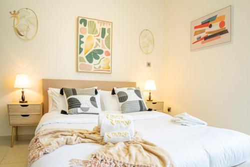 Voodi või voodid majutusasutuse Serenity Grove - Elegant 2BR Apartment, Mangrove Place toas