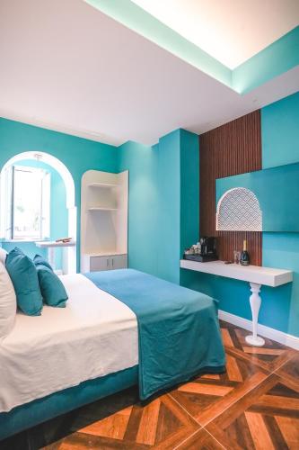 Una cama o camas en una habitación de Cafè Latino Suites
