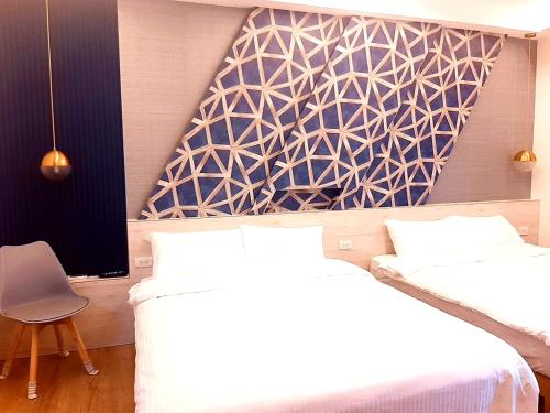 關山的住宿－台東有點田民宿，一间卧室配有两张床和壁画