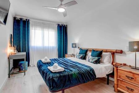 Un dormitorio con una cama grande con una manta azul. en Horizon View Oasis of Peace, en Adeje