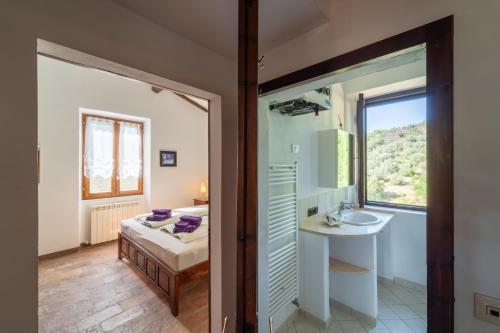 bagno con lavandino e specchio di Residenza Cerreto-Casalini a Panicale