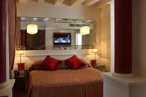 um quarto com uma cama e um espelho grande em Canaletto Luxury Suites - San Marco Luxury em Veneza