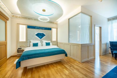 a bedroom with a large bed and a large aquarium at Schlosshotel Lacknerhof in Flachau
