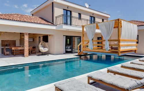 Magnificent Villa Oasis with extra large pool – Photos 3