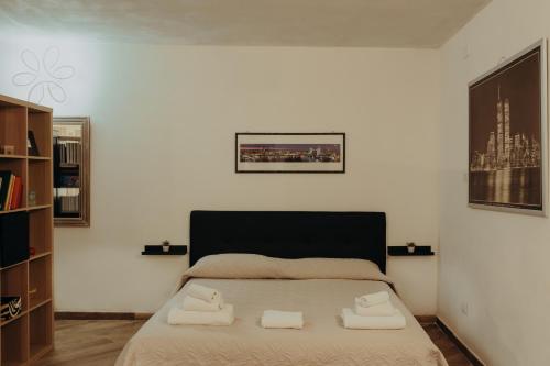 1 dormitorio con 1 cama con 2 toallas en La Dolce Vita, en Pitigliano