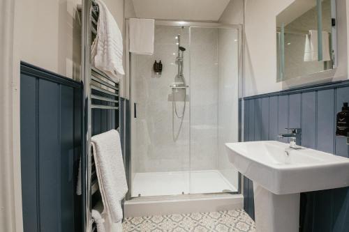 ein Bad mit einem Waschbecken und einer Dusche in der Unterkunft Miresfield Farm Bed & Breakfast in Malham