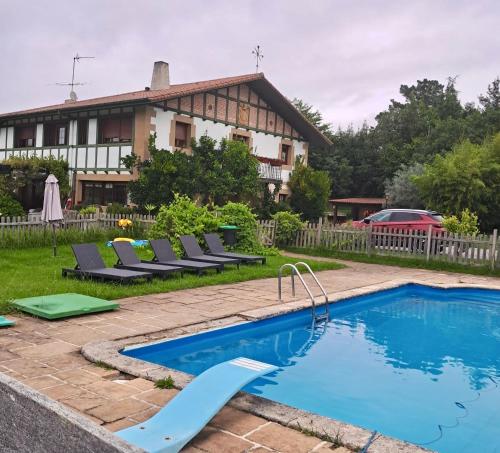 una piscina di fronte a una casa di Caserio Kamirune a Laukiz