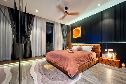 um quarto com uma cama e uma ventoinha de tecto em PLAYA Villa in Sanctuary Resort - 100m from Private Beach - New 2023 em Ho Tram