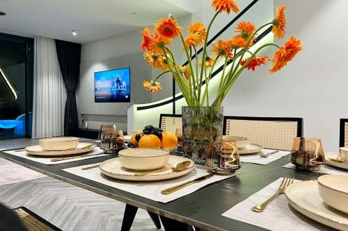 濠莊的住宿－PLAYA Villa in Sanctuary Resort - 100m from Private Beach - New 2023，一张餐桌,上面有花瓶