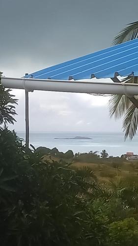Rodrigues IslandにあるSur la route des tortuesの家のバルコニーから見える海の景色
