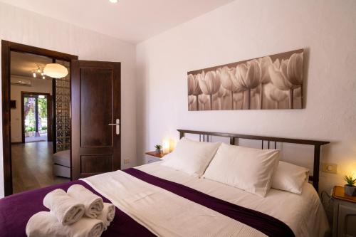 a bedroom with a large bed with towels on it at VV Finca El Toscalito in Arona