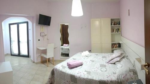 Schlafzimmer mit einem Bett, einem Waschbecken und einem Schreibtisch in der Unterkunft Villa Almelia in Vinchiaturo