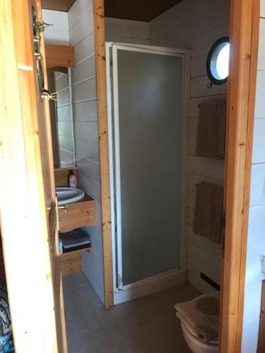 Łazienka z prysznicem i szklanymi drzwiami w obiekcie Lou Bohème w mieście Le Briou