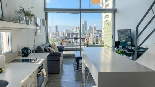 cocina y sala de estar con vistas a la ciudad en Hollywood Suites & Lofts en Buenos Aires