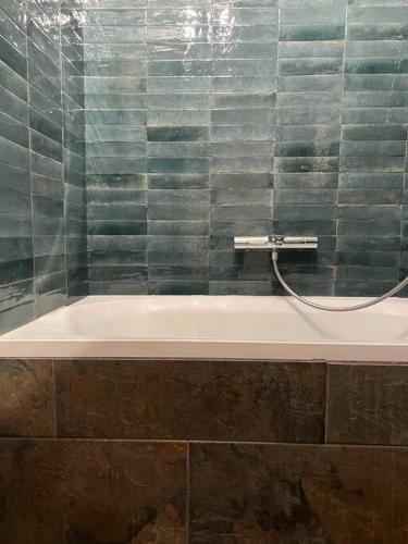 une salle de bain avec baignoire et douche en verre dans l'établissement «Entre Terre et Mer » 5mins à pied Plage/15mins Vieux Port, à Marseille