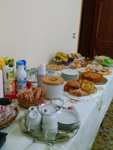 une table avec un tas de nourriture dessus dans l'établissement Bed&Breakfast La Cornucopia, à Gallipoli