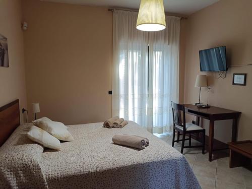 Villa Almelia في Vinchiaturo: غرفة نوم عليها سرير ووسادتين