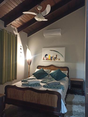 1 dormitorio con 1 cama y ventilador de techo en Casa próxima a Praça Central en Chapada dos Guimarães
