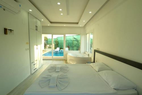 een slaapkamer met een bed met een boog erop bij Villa tiele in Fethiye