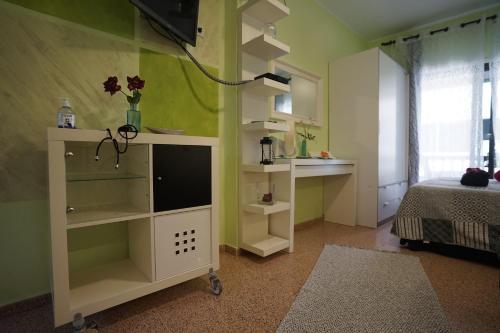 a small room with a tv and a bedroom at Apartamentos Mesa in Valle Gran Rey