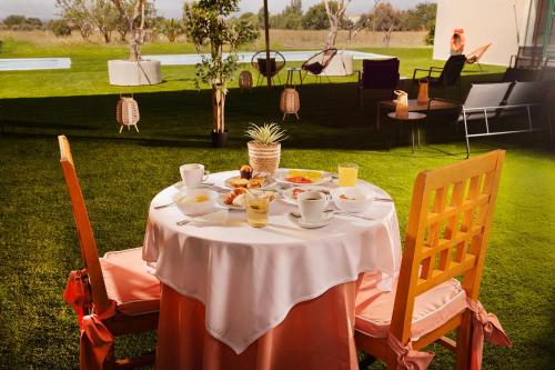 una mesa con comida y bebidas encima en Estremoz Hotel, en Estremoz