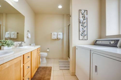 ein Bad mit einem Waschbecken und einem WC in der Unterkunft Gold Beach Retreat Private Hot Tub and Ocean Views! in Gold Beach