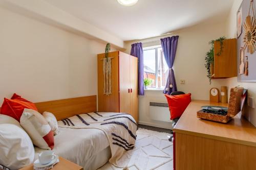 a bedroom with a bed and a desk and a window at For Students Only - Park Court in Lincoln in Lincoln