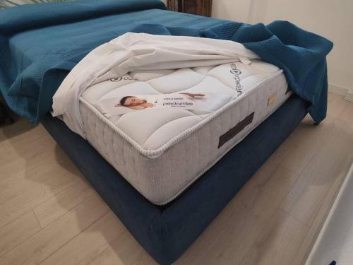 eine Matratze auf einem Bett in einem Zimmer in der Unterkunft Alma Ruia apartments in Stintino