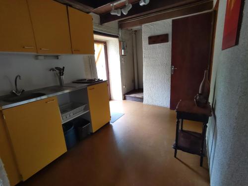 Nhà bếp/bếp nhỏ tại Bienvenue en Transition - dortoir partagé 52 Carcasse