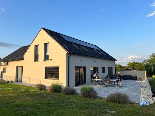 zwei Personen stehen auf einer Terrasse vor einem Haus in der Unterkunft Apartmány u Romany in Mírkovice